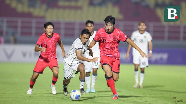 Gelandang Timnas Indonesia U-23, Rayhan Hannan saat laga versus Korea Selatan U-23 pada laga terakhir Grup J Kualifikasi Piala Asia U-23 2026 di Stadion Gelora Delta, Sidoarjo, Selasa (9/9/2025). (Bola.com/Abdul Aziz)