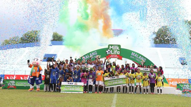 Para pemenang MilkLife Soccer Challenge Malang Seri 1 2025/2026 yang berlangsung di stadion Gajayana, Kota Malang, Minggu (16/11/2025). (Bola.com/Bakti Olahraga Djarum Foundation