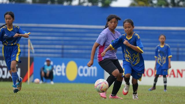 Laga final KU 12 MilkLife Soccer Challenge Malang Seri 1 2025/2026 mempertemukan SDN Mojorejo 01 melawan SDN 3 Pandanlandung di Stadion Gajayana, Malang, Minggu (16/11/2025). Dalam laga pamungkas, SDN 3 Pandanlandung menjadi juara usai menang tipis 1-0. (Bola.com/Bakti Olahraga Djarum Foundation)