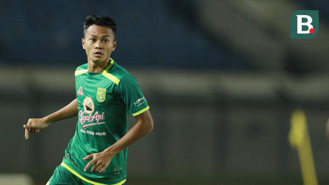 Koko Ari Araya - Pemain kelahiran Kota Pahlawan ini merupakan pilihan utama Ajo Santoso di sektor pertahanan. Koko merupakan pemain Persebaya U-20 yang meraih gelar juara Elite Pro Academy U-20 2019. (Bola.com/M Iqbal Ichsan)