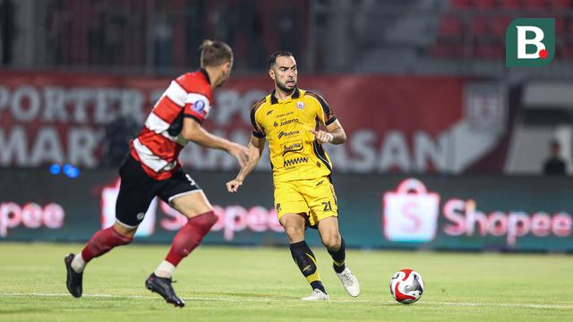 Aksi pemain Persija Jakarta, Jordi Amat (kanan) saat melawan Madura United pada lanjutan BRI Super League 2025/2026 di Stadion Gelora Ratu Pamelingan, Jumat (24/10/2025) malam WIB. (Bola.com/Abdul Aziz).