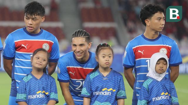 Winger Timnas Filipina U-23, Javier Mariona (tengah) saat menghadapi Timnas Indonesia U-23 dalam laga Piala AFF U-23 2025 di Stadion Utama Gelora Bung Karno, Jakarta, Jumat (18/7/2025). (Bola.com/M. Iqbal Ichsan).
