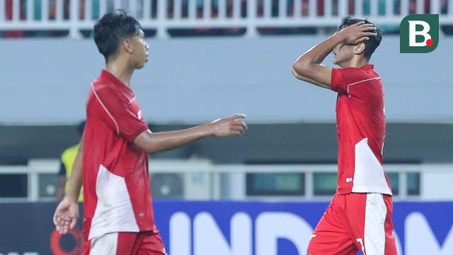 Dony Tri Pamungkas (kanan) tampak kecewa ketika pertandingan Timnas Indonesia U-22 melawan Mali U-22 yang dilangsungkan di Stadion Pakansari, Bogor, Jawa Barat, Sabtu (15/11/2025). (Bola.com/M Iqbal Ichsan)