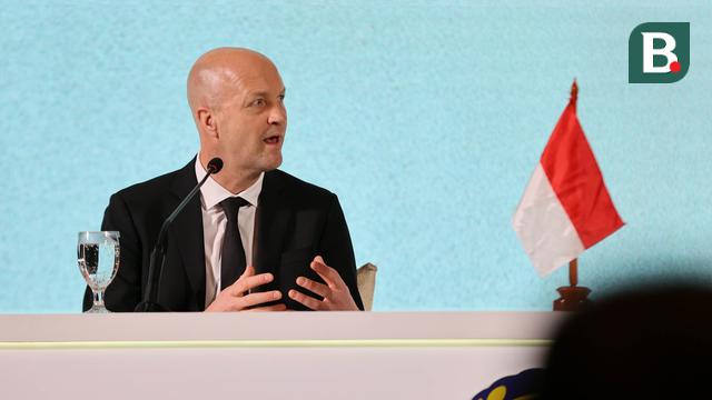 Jordi Cruyff saat berbicara di atas panggung dalam acara perkenalan dirinya sebagai penasihat teknik PSSI di Hotel Mulia Senayan, Jakarta, Selasa (11/3/2025) sore. (Bola.com/Abdul Aziz)