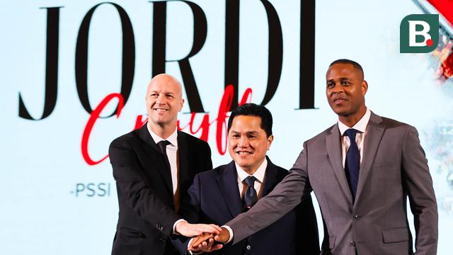 Jordi Cruyff (kiri) bersama Erick Thohir (tengah) dan Patrick Kluivert (kiri) dalam acara perkenalan dirinya sebagai penasihat teknik PSSI di Hotel Mulia Senayan, Jakarta, Selasa (11/3/2025) sore. (Bola.com/Abdul Aziz)