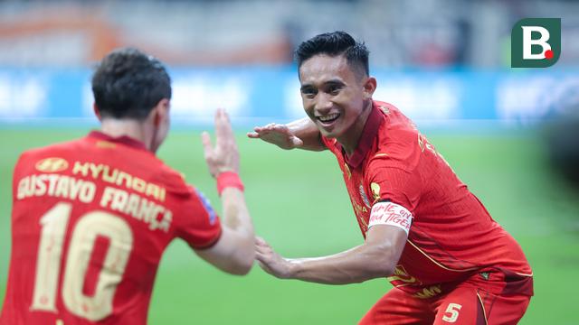 Selebrasi Rizky Ridho (kanan) bersama Gustavo Franca usai mencetak gol ke gawang Persita Tangerang pada pertandingan pekan perdana BRI Super League 2025/2026 di Jakarta International Stadium, Minggu (10/8/2025). (Bola.com/M. Iqbal Ichsan)