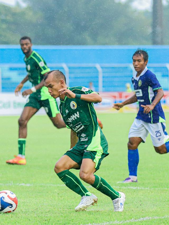 Gelandang sayap PSS Sleman, Riko Simanjuntak, menggiring bola pada laga melawan Persiku Kudus di Pegadaian Championship 2025/2026 di Stadion Wergu Wetan, Kudus, Jawa Tengah, Minggu (21/9/2025) sore WIB. (Bola.com/Dok. PSS Sleman)