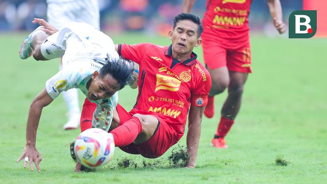 Pemain Persija Jakarta, Rizky Ridho, menghentikan laju gelandang Persib Bandung, Beckham Putra, dalam lanjutan Liga 1 Indonesia 2024/2025 di Stadion Patriot Candrabhaga, Bekasi, pada Minggu (16/2/2025). (Bola.com/M Iqbal Ichsan)