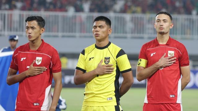 Dony Tri Pamungkas, Cahya Supriadi, Ivar Jenner memnyanyikan lagu Indonesia Raya jelang laga antara Timnas Indonesia U-22 menghadapi Timnas Mali U-22 dalam laga persahabatan di Stadion Pakansari, Bogor, Sabtu (15/11/2025) malam. (Bola.com/Muhammad Iqbal Ichsan)