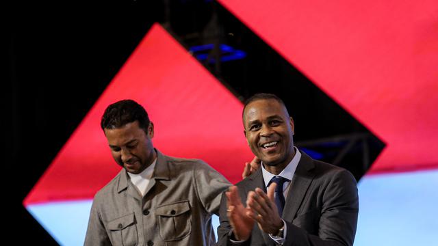 Perkenalan Patrick Kluivert sebagai pelatih Timnas Indonesia hari Minggu (12/01/2025). Tampak ia bersama Denny Landzaat. (Bagaskara Lazuardi/Bola.com)