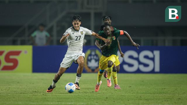 Rafael Struick (kiri) berduel dengan pemain Mali U-22, Hamidou Makalou, pada laga ujicoba yang digelar di Stadion Pakansari, Kabupaten Bogor, Selasa (18/11/2025) pukul 20.00 WIB. (Bola.com/Bagaskara Lazuardi)