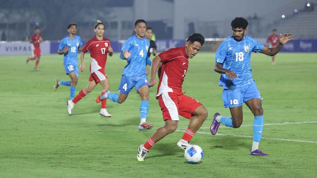 Tim racikan pelatih Indra Sjafri sempat kesulitan untuk keluar dari tekanan pemain India. (Bola.com/Muhammad Iqbal Ichsan)