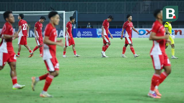 Pemain Timnas Indonesia U-22 tertunduk lesu setelah ditaklukkan Timnas Mali U-22 pada laga uji coba di Stadion Pakansari, Kabupaten Bogor, Sabtu (15/11/2025) malam WIB. (Bola.com/M Iqbal Ichsan)
