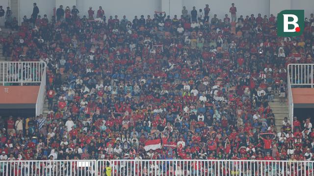 Para suporter yang hadir pada pertandingan Timnas Indonesia U-22 melawan Mali U-22 yang dilangsungkan di Stadion Pakansari, Bogor, Jawa Barat, Sabtu (15/11/2025). (Bola.com/M Iqbal Ichsan)