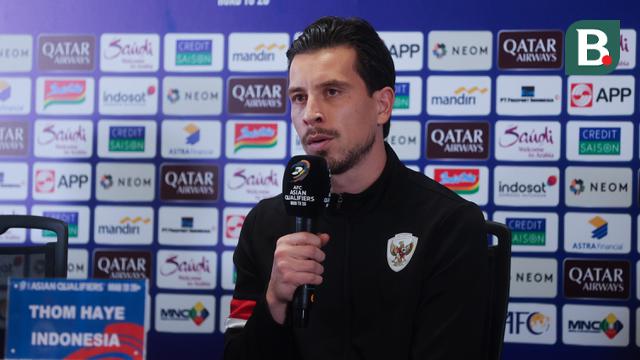 Gelandang Timnas Indonesia, Thom Haye, berbicara pada sesi konferensi pers jelang laga melawan Arab Saudi, Senin (18/11/2024) sore WIB. (Bola.com/M. Iqbal Ichsan)