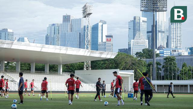 Timnas Indonesia U-22 berlatih di Stadion Madya, Jakarta, Senin (17/11/2025). (Bola.com/Bagaskara Lazuardi)