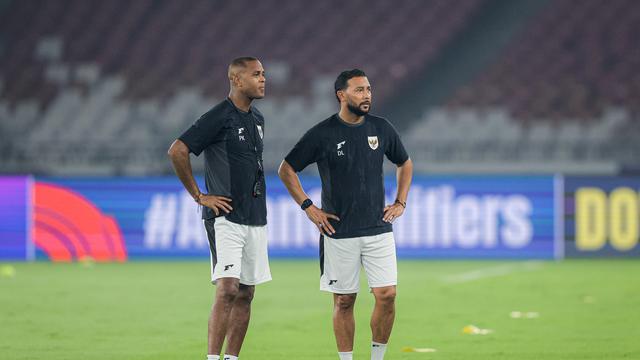 Patrick Kluivert dan Denny Landzaat memimpin sesi latihan resmi Timnas Indonesia di Stadion Utama Gelora Bung Karno, Jakarta, Rabu (4/6/2025). (Bola.com/Bagaskara Lazuardi)
