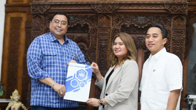 Datu Noa Fatmawati (tengah) resmi menjadi pemilik baru PSIS Semarang setelah mengakuisisi PT Mahesa Jenar Semarang (MJS). (Bola.com/Radifa Arsa)