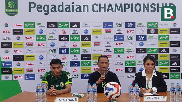 Pelatih PSS Sleman, Ansyari Lubis (tengah). (Ana Dewi/Bola.com)