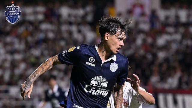 Shayne Pattynama tampil penuh selama 90 menit saat Buriram United menjalani laga pertama Thai League 2025/2026 di kandang Lamphun Warriors, Sabtu (16/8/2025). (Dok. Buriram United)