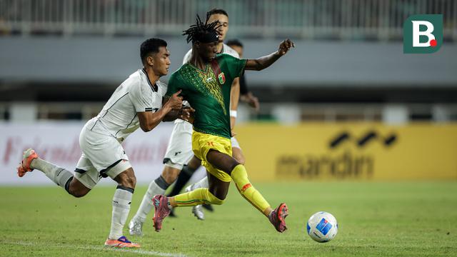 Pemain Timnas Mali U-22, Sekou Kone, dijaga ketat oleh pemain Timnas Indonesia U-22, Rivaldo Pakpahan pada laga ujicoba yang digelar di Stadion Pakansari, Kabupaten Bogor, Selasa (18/11/2025) pukul 20.00 WIB. (Bola.com/Bagaskara Lazuardi)