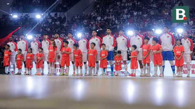 Deretan pemain Timnas Futsal Indonesia mendengarkan lagu kebangsaan Australia dalam laga uji coba yang berlangsung di Indonesia Arena, Senayan, Jakarta, Sabtu (01/11/2025). (Bola.com/Bagaskara Lazuardi)