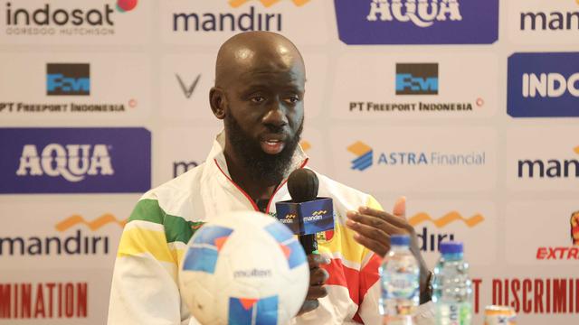 Timnas Mali U-22 akan menjadikan laga ini sebagai ujian berat bagi Garuda Muda Indonesia. Tampak dalam foto, pelatih Mali U-22, Fousseni Diawara, saat sesi konferensi pers jelang pertandingan uji coba melawan Mali, Jakarta, Jumat (14/11/2025). (Bola.com/Abdul Aziz)