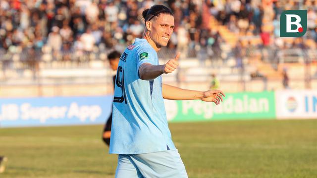 Jonny Campbell, bek asal Amerika Serikat yang mencetak gol pada laga debutnya di Liga 2 2023/2024 bersama Persela Lamongan, Minggu (10/9/2023) di Stadion Surajaya, Lamongan. (Bola.com/Abdul Aziz)