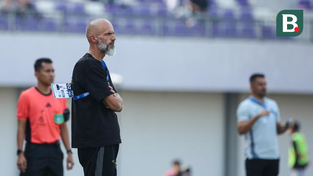 Pelatih Persebaya Surabaya, Eduardo Perez mngawal timnya saat berhadapan dengan Persita Tangerang pada pekan kedua BRI Super League 2025/2026 di Indomilk Arena, Sabtu (16/8/2025). (Bola.com/ Abdul Aziz)