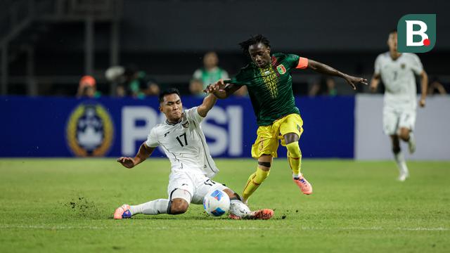 Pemain Timnas Indonesia U-22, Rivaldo Pakpahan, berebut bola dengan pemain Timnas Mali U-22, Hamidou Makalou pada laga ujicoba yang digelar di Stadion Pakansari, Kabupaten Bogor, Selasa (18/11/2025) pukul 20.00 WIB. (Bola.com/Bagaskara Lazuardi)