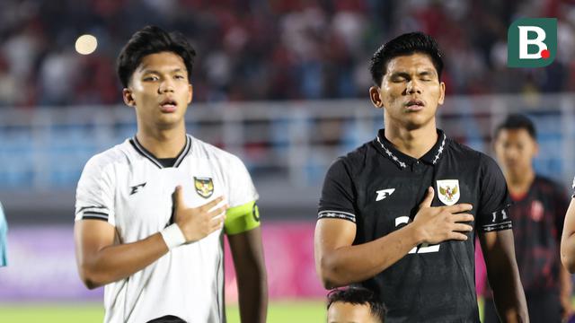 Dua pemain Timnas Indonesia U-23, Kadek Arel dan Cahya Supriadi, saat menghadapi Korea Selatan dalam laga terakhir Kualifikasi Piala Asia U-23 2026 di Stadion Gelora Delta, Sidoarjo, Selasa (9/9/2025). (Bola.com/Abdul Aziz)