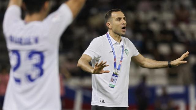 Pelatih kepala Uzbekistan, Timur Kapadze, memberikan instruksi kepada para pemainnya selama pertandingan final Piala Asia U-23 AFC Qatar 2024 antara Jepang dan Uzbekistan di Stadion Jassim Bin Hamad, Doha, pada 3 Mei 2024. (KARIM JAAFAR/AFP)