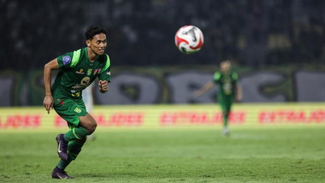 Aksi Pemain Persebaya Surabaya, Catur Pamungkas saat bertanding melawan PSIM Yogyakarta pada BRI Super League 2025/2026 di Stadion Gelora Bung Tomo, Surabaya, Jumat (8/8/2025). (Bola.com/Abdul Aziz) 