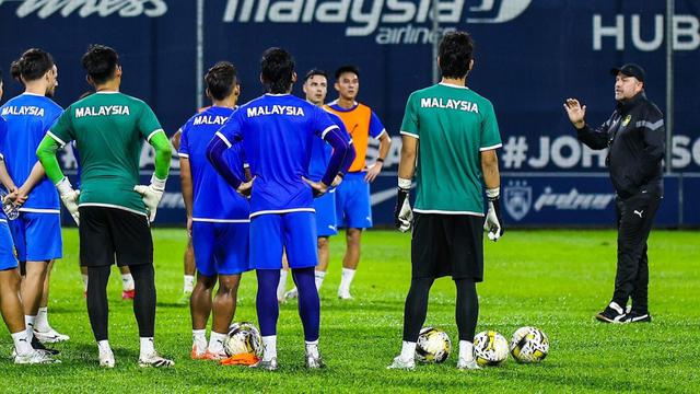 Peter Cklamovski memimpin sesi latihan Timnas Malaysia. (Dok. FA Malaysia).
