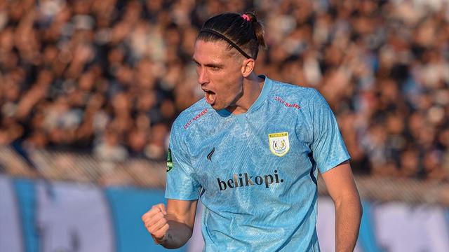 Selebrasi bek Persela Lamongan Jonny Cambpell usai membobol gawang Persijap Jepara pada Liga 2 2023/2024, Minggu (10/12/2023). (Dok. Persela Lamongan)