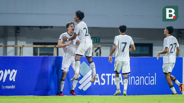 Pemain Timnas Indonesia U-22, Mauro Zijlstra melakukan selebrasi, setelah mencetak gol ke gawang Mali U-22 pada laga ujicoba di Stadion Pakansari, Kabupaten Bogor, Selasa (18/11/2025). (Bola.com/Bagaskara Lazuardi)