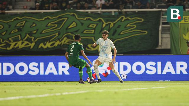 Pemain PSIM Yogyakarta, Deri Corfe mencoba melewati pemain Persebaya Surabaya Catur Pamungkas pada BRI Super League 2025/2026 di Stadion Gelora Bung Tomo, Surabaya, Jumat (8/8/2025). (Bola.com/Abdul Aziz) 