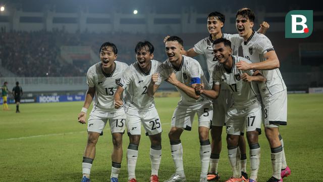 Selebrasi para pemain Timnas Indonesia U-22 usai mencetak gol ke gawang Mali U-22 pada laga ujicoba yang digelar di Stadion Pakansari, Kabupaten Bogor, Selasa (18/11/2025) pukul 20.00 WIB. (Bola.com/Bagaskara Lazuardi)