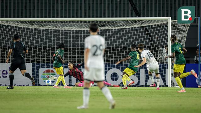 Striker Timnas Indonesia U-22, Mauro Zijlstra mencetak gol ke gawang Timnas Mali U-22 dalam laga uji coba di Stadion Pakansari, Bogor, Selasa (15/11/2025). (Bola.com/Bagaskara Lazuardi)