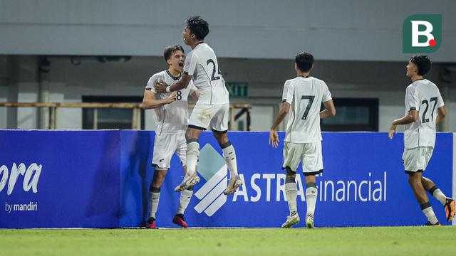Seleberasi Mauro Zijlstra usai berhasil mencetak gol pertama Timnas Indonesia U-22 pada laga ujicoba melawan Mali U-22 yang digelar di Stadion Pakansari, Kabupaten Bogor, Selasa (18/11/2025) pukul 20.00 WIB. (Bola.com/Bagaskara Lazuardi)
