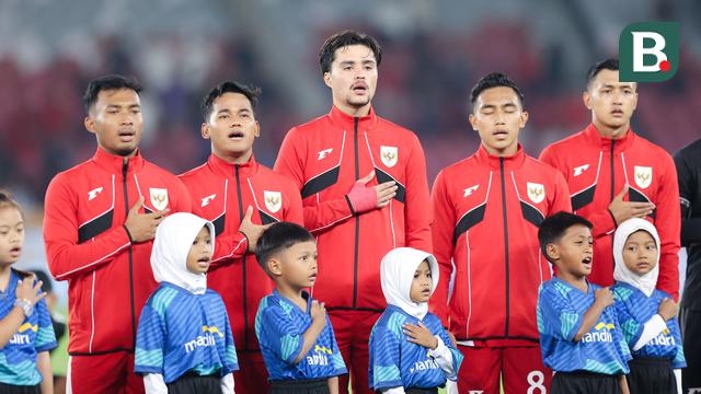 Brandon Marsel Scheunemann (tengah) bersama para pemain Timnas Indonesia U-23 menyanyikan lagu Indonesia Raya dalam laga Grup A Piala AFF U-23 2025 melawan Brunei di Stadion Utama Gelora Bung Karno (SUGBK), Senayan, Jakarta, Selasa (15/07/2025). (Bola.com/M Iqbal Ichsan)
