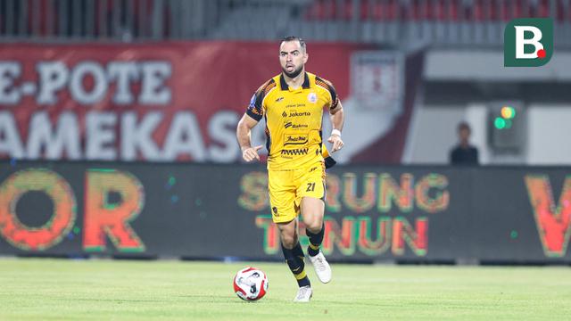 Jordi Amat ketika pertandingan Persija Jakarta melawan Madura United pada lanjutan BRI Super League 2025/2026 di Stadion Gelora Ratu Pamelingan, Jumat (24/10/2025) malam WIB. (Bola.com/Abdul Aziz)