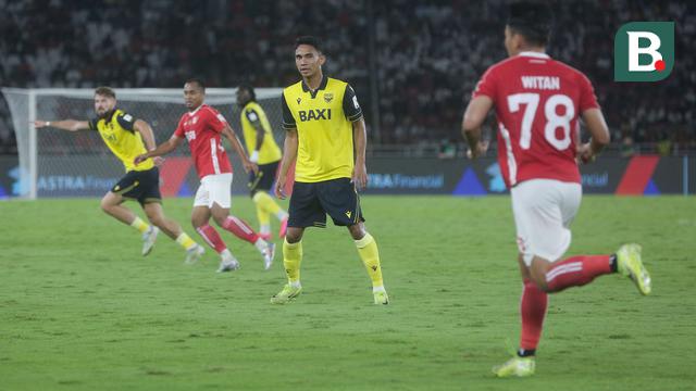 Pemain Oxford United, Marselino Ferdinan (dua dari kanan), saat laga kontra tim Liga Indonesia All Star pada Piala Presiden 2025 di Stadion Utama Gelora Bung Karno, Minggu (6/7/2025). (Bola.com/Muhammad Iqbal Ichsan)