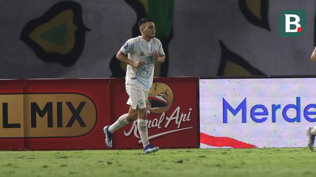 Pemain PSIM Yogyakarta, Ezequiel Vidal setelah mencetak gol kemenakan atas Persebaya Surabaya pada pertandingan pembuka BRI Super League 2025/2026 di Stadion Gelora Bung Tomo, Jumat (08/08/2025) malam WIB. (Bola.com/Abdul Aziz)