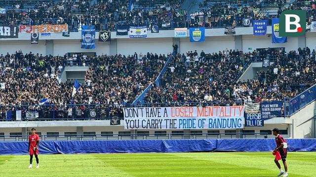 Ribuan Bobotoh mendatangi Stadion GBLA, Kota Bandung usai sesi latihan Persib Bandung pada Kamis (13/2/2025) siang. (Bola.com/Erwin Snaz)