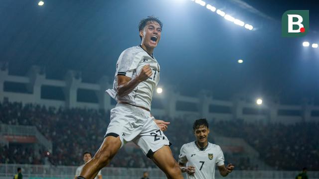 Pemain Timnas Indonesia U-22, Rafael Struick melakukan selebrasi, setelah mencetak gol ke gawang Mali U-22 pada laga ujicoba di Stadion Pakansari, Kabupaten Bogor, Selasa (18/11/2025). (Bola.com/Bagaskara Lazuardi)