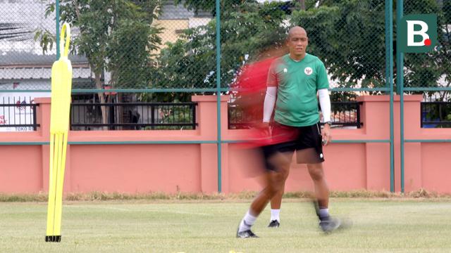 Asisten pelatih Timnas Indonesia U-20, Nova Arianto saat sesi latihan di Lapangan THOR, Surabaya, Kamis (15/9/2022). (Bola.com/Ikhwan Yanuar)