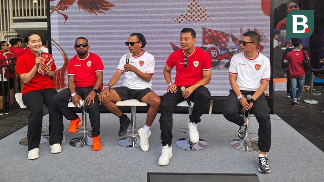 Empat legenda Timnas Indonesia melakukan talkshow di SUGBK jelang laga skuad Garuda versus Jepang di SUGBK pada Ronde 3 Grup C Kualifikasi Piala Dunia 2026 Zona Asia hari Jumat (15/11/2024) malam WIB. Keempat legenda Timnas Indonesia yang dimaksud adalah Okto Maniani, Rochy Putiray, Hamka Hamzah, dan Ismed Sofyan. (Muhammad Adiyaksa/Bola.com)