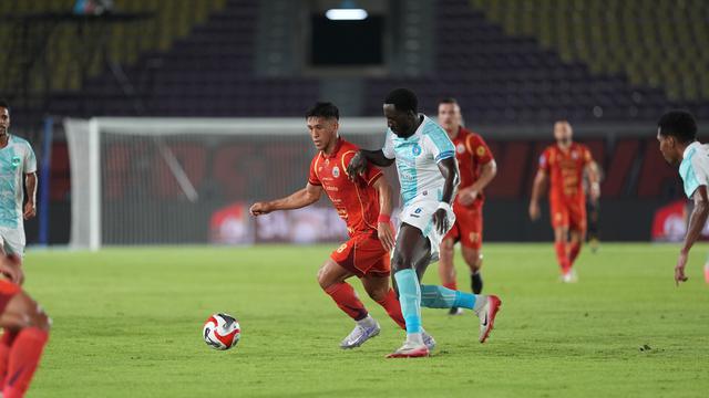 Striker Persija Jakarta, Eksel Runtukahu mencoba lepas dari pengawalan bek PSBS Biak, Sandro Embalo dalam laga pekan ke-11 BRI Super League 2025/2026 di Stadion Manahan, Solo, Jumat (31/10/2025). (Dok. Persija)