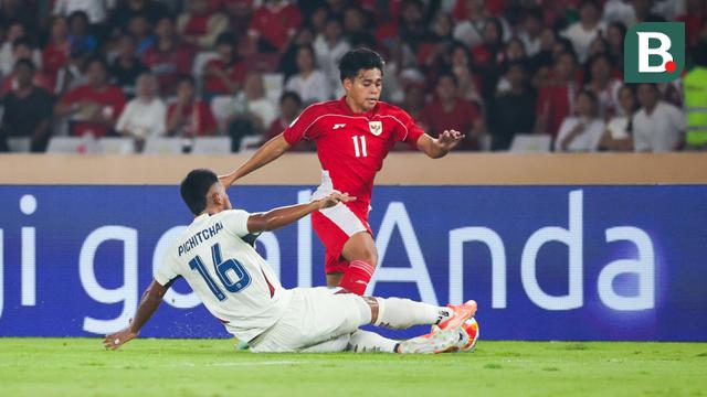 Pemain Timnas Indonesia U-23, Rahmat Arjuna, berusaha melewati pemain Timnas Thailand U-23 pada laga semifinal Piala AFF U-23 2025 di Stadion Utama Gelora Bung Karno, Jakarta, Jumat (25/7/2025). (Bola.com/Abdul Aziz)